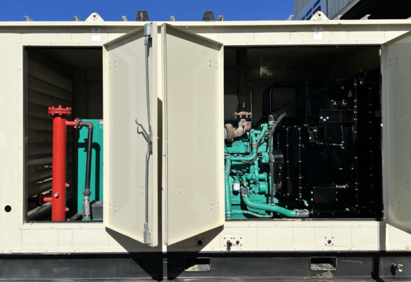 250KW Onan Cummins KTA19 Enclosed Natural Gas Generator - Image 2